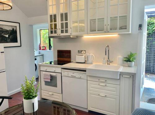 Stylish Private Studio, Close to Beach, WIFI, Parking in Melbourne