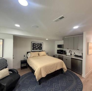 Stylish Studio on Jefferson Park