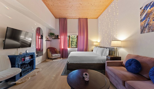Stylish Studio Retreat - Near Keystone Slopes, Pool & Hot Tub!