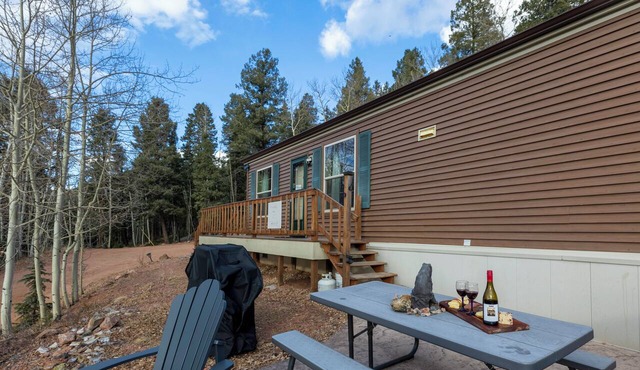 Summer Retreat-Private, Romantic, Dog-friendly, NEW Hot Tub, Hiking, Sunsets.