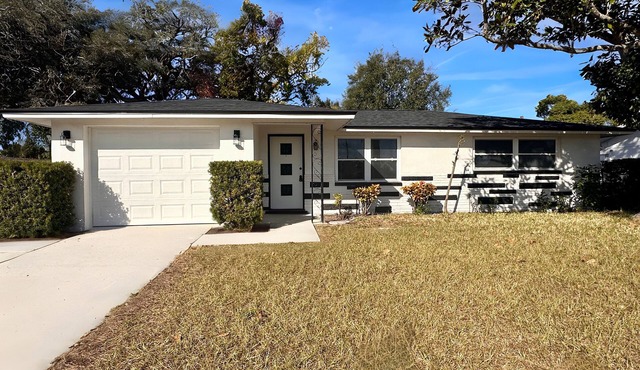 Sunny 2BR Retreat · Enclosed Patio · Pet Friendly · Near Gulf Beaches in Port Richey