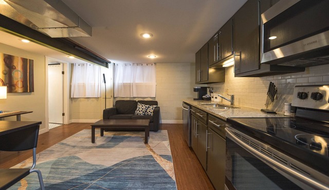 Sunnyside Compound: Great for Groups! Hot Tub, Game Room, Sleeps 22 - 420ok!