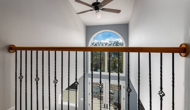 Ten Peaks Lookout Home: Incredible Views, Hot Tub