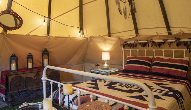 Tepee-Traditional-Shared Bathroom-Mountain View-Peak Tepee in Chromo