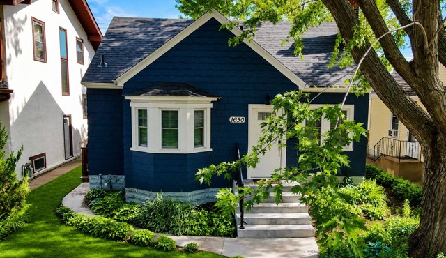 The Blue Bungalow: Fully renovated 4BR, 2BA home with cozy Minnesota vibes.