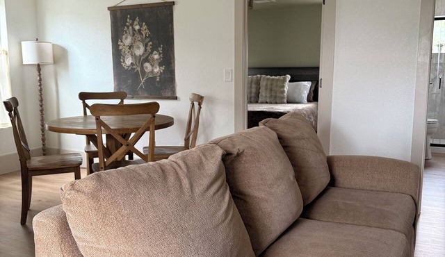 The Cantril Cottage - Walk to Coffee, Creek, Shops & Downtown