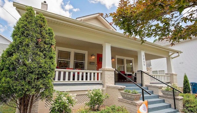 The Cherry St House|Dog Friendly |Sleeps 10 |Near MSU in Springfield