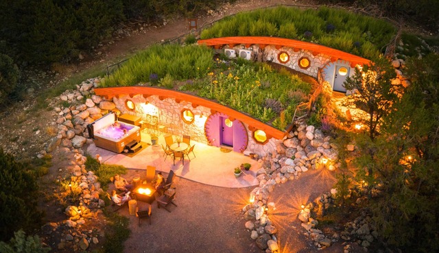 The Hobbit Home/Hot Tub/2 Saunas/2 Fire Pits