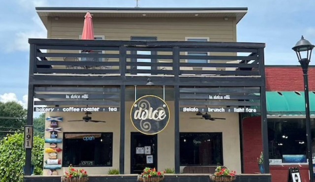 The Mitchell Suite above Dolce, Bryson City, walk to restaurants & GSMRailroad in Bryson City