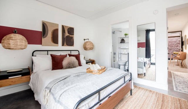 The Scarlet – Midtown Apt w/Balcony & Skyline