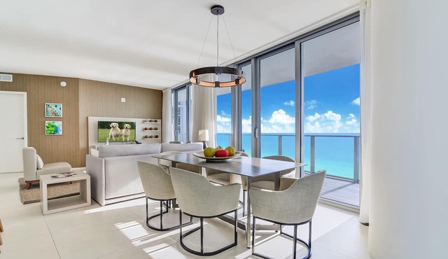 Three Bedroom Paradise Above The Ocean in Hollywood