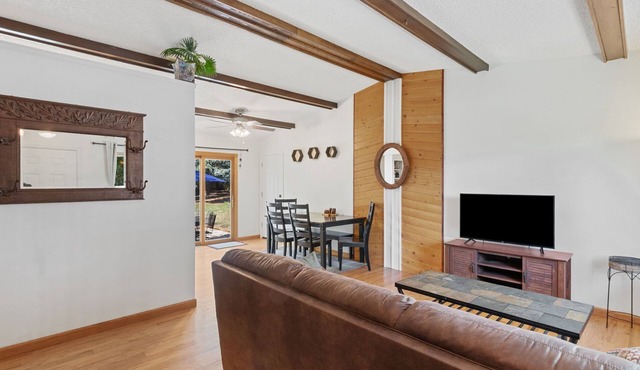 Timber Hill Haven: Mountain view, fire pit, 5 beds, pet friendly in CO Springs