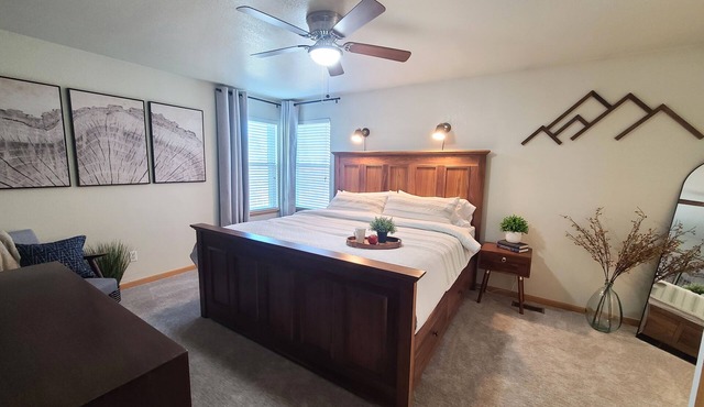 Timberline Retreat - Sleeps 9, large backyard, well stocked kitchen!