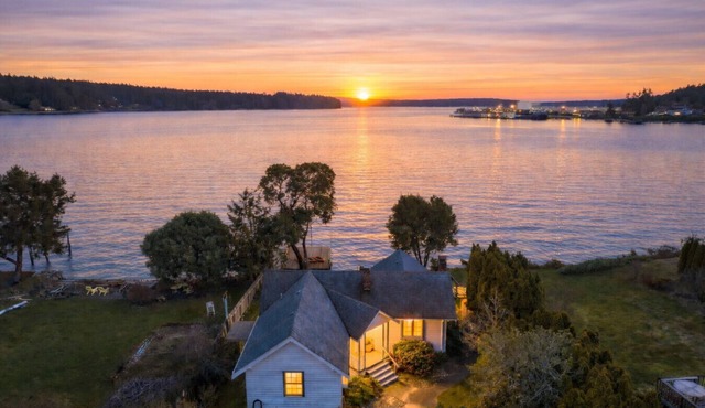 Timeless Tides Cottage | Waterfront, Sauna, Kayaks