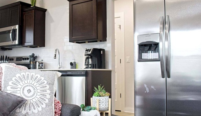 Tiny Home near MTB Trails, Wal-Mart HQ, Sleeps 6+
