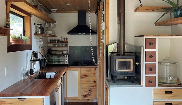 Tiny house with private hot tub in Ucluelet