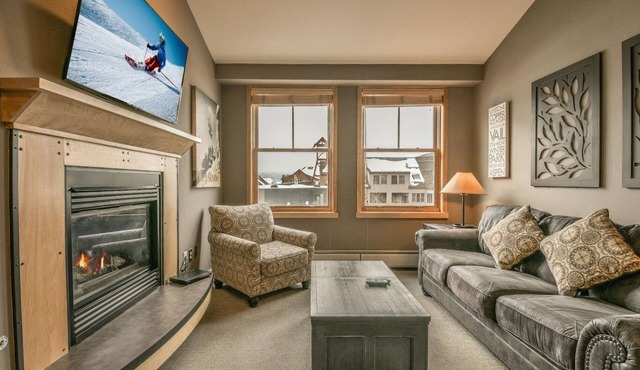 Top Floor Condo, Walk to Summer Festivals & Dining