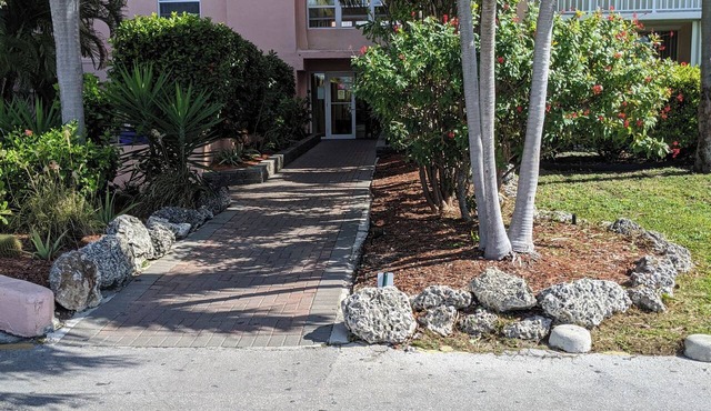 Tranquil condo/AC, WIFI, Outdoor Pool, Full kitchen, Livingroom in Key West