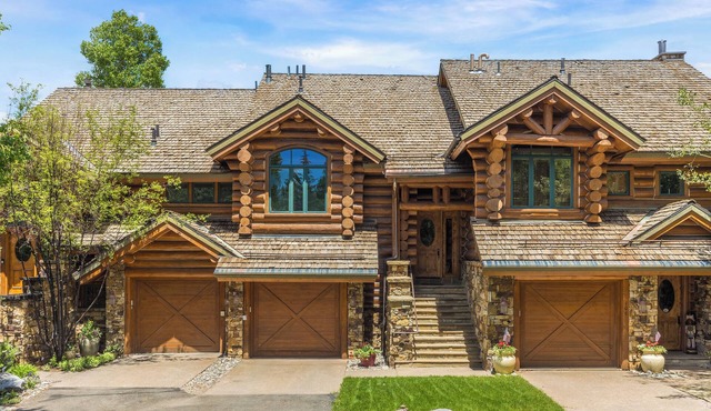 TRISTANT 108- Luxurious Log Cabin Townhome with Ideal Location