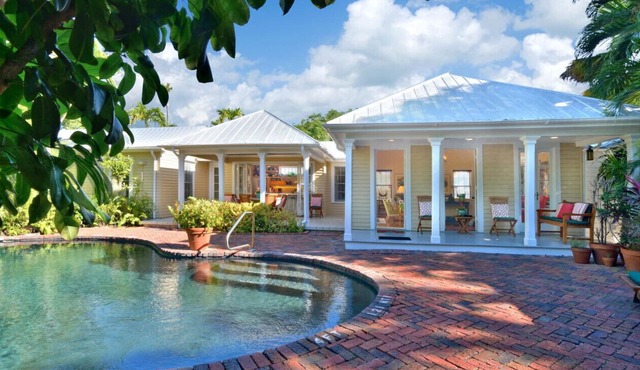 Tropical Tranquility - 4BR Luxury Villa In Old Town Key West w Pool