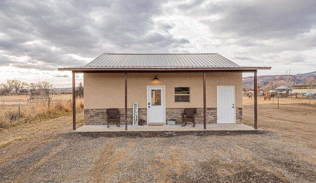Tumbleweed: Cozy Modern Dog Friendly Retreat