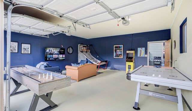 Two Homes w/2 Hot Tubs + Game Room! Sleeps 10!