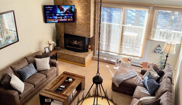 Updated Spacious 3BR/3BA Townhouse - Walk to Town and Lifts