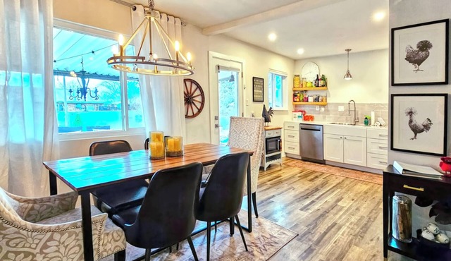 UPgraded. UPscale. UPtown! 3 bed, 2 bath, sleeps 6! Near UNM + Nob Hill too! in Albuquerque
