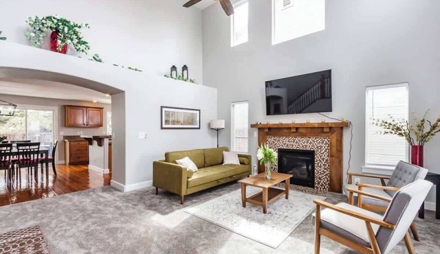 Upscale House for up to 20 with Fire Pit & Pool