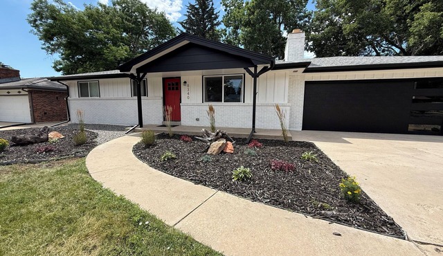 Urban Mountain Getaway in Arvada: 4 King Beds + Hot Tub! Close to DEN, Red Rocks