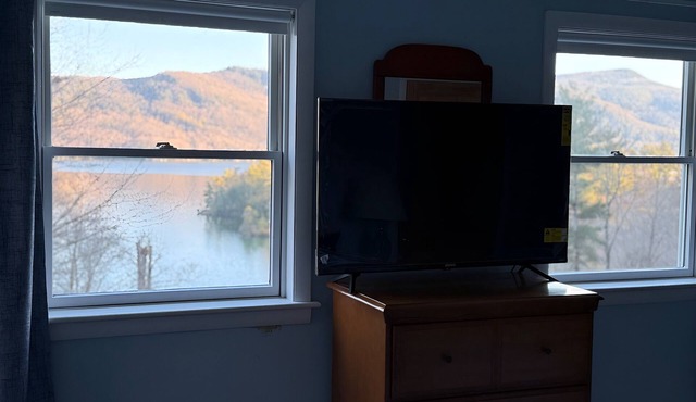 Vacation Home with 8 beds & fast WiFi with view of the Adirondacks & Lake George