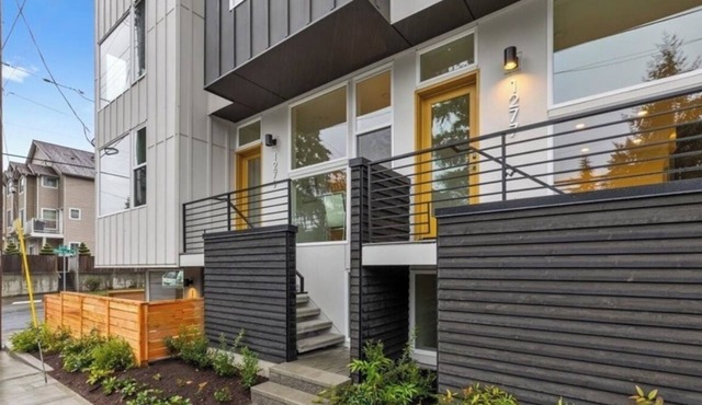 ⚽️Vacation Ready, Marvelous 2.5-bedroom TH close to LightRail. Entire Space ⚽️ in Seattle