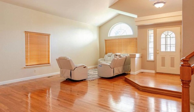 Very nice 6bedrooms 4BR. 10 five minutes from Denver international airport