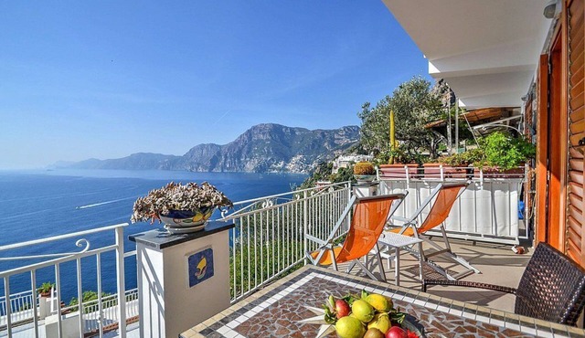 Villa Gisella B: A bright apartment which faces the sun and the sea, with Free WI-FI. in Praiano