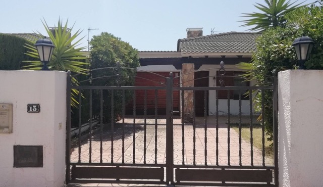 Villa with comfortable and quiet garden near the beach in Creixell