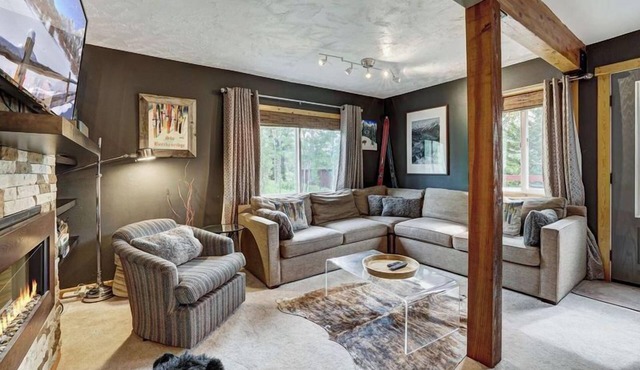 Vista Blanca is an adorable cabin with breathtaking views of the mountains!