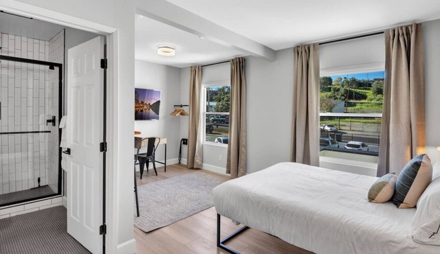 Vista Vacation Downtown | Walkable | Modern Escape