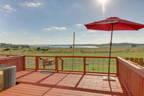 Walk to Canyon Lake! Townhome w/Deck & Yard