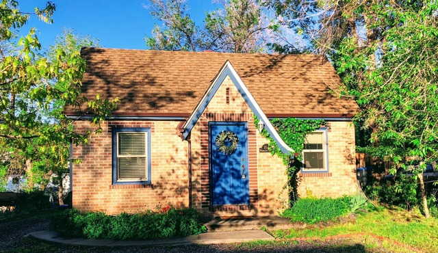 Walk to Clear Creek, Mines, and downtown Golden — fully renovated 1930s bungalow