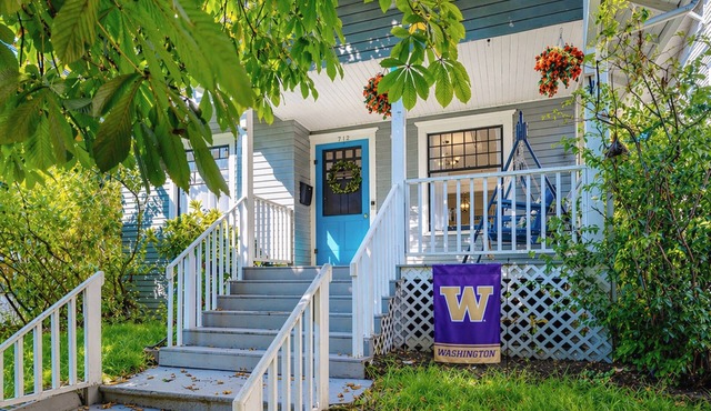 Walk to UW, Light Rail - 3BR Seattle Craftsman, AC, Gym, 24/7 Security, 2Parking in Seattle