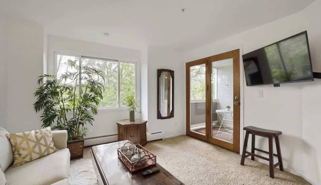 Walkable Bliss: Your Cozy Pearl Street Retreat