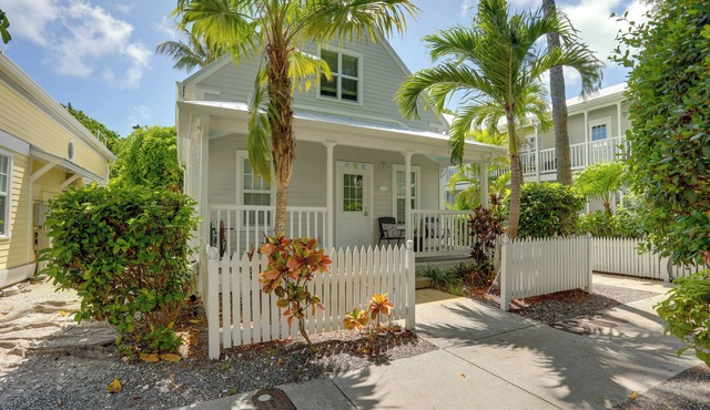 Walkable Cottage w/Pool Access in Key West!