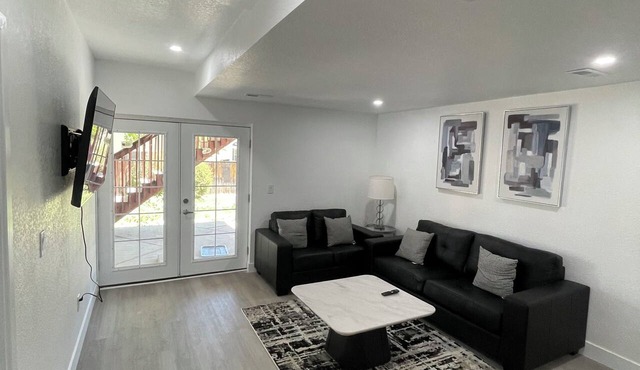 Walkout Basement ,Private Entrance,Sleeps 6 ,Near DIA & Golf Club, Free Parking.
