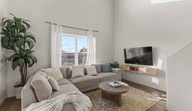 Warm 4BR Home with Hot Tub, Sunset Deck,Sleeps 10