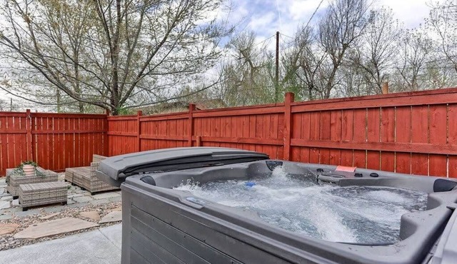 Windsor Hot Tub House - Near Lake, Park and Breweries!