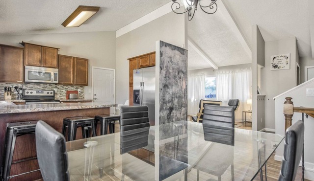 "Wonderful" 5BR House with Hot Tub in Colorado Springs