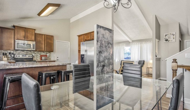 "Wonderful" 5BR House with Hot Tub in Colorado Springs