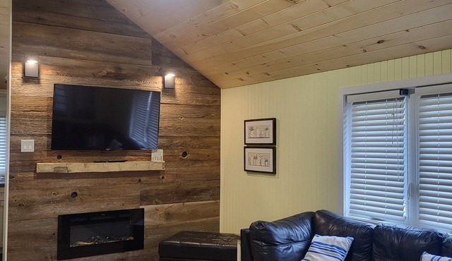 Woodland Beach Tiny/Wasaga Cottage 2 min to the beach in TINY