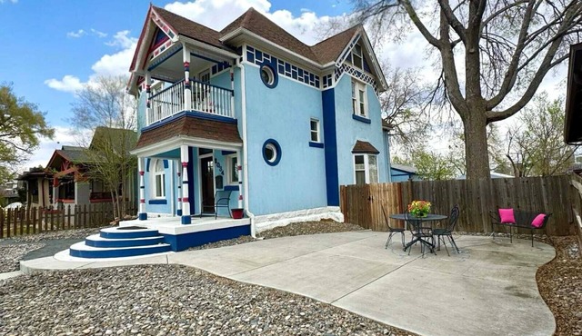 Yellow Cozy 1-bedroom house in Denver
