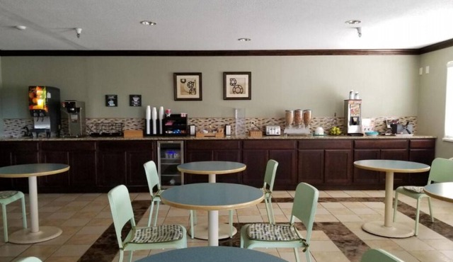 Your Home Away From Home! 2 Sleek Units, Free Breakfast, Pets Allowed